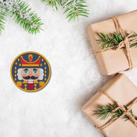 Nussknacker Aufnäher – 9 cm runder Weihnachts-Aufnäher | Festliche Stickerei blau & gold