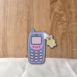 Retro Aufnäher | Y2K Handy Applikation: Bestickter 90s Style Anhänger mit Teddybär-Anhänger