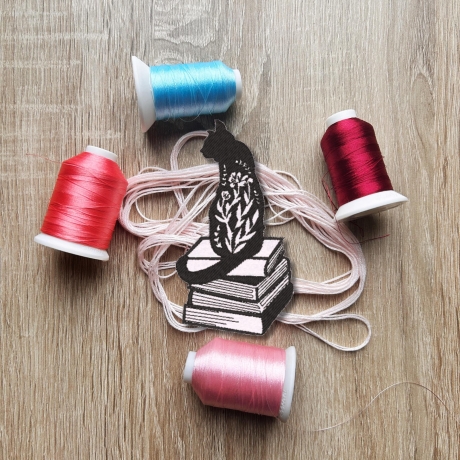 Katzen-Patch, gesticktes Kätzchen auf Büchern mit Blumendetails, anpassbare Farben, Buchliebhaber Geschenk