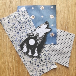Natur Aufnäher | Gestickter heulender Wolf | Mond & Walddesign, 9 cm