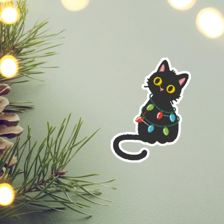 Feiertags Aufnäher - Gestickte schwarze Katze mit Weihnachtslichtern - Aufnäher Weihnachten