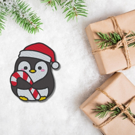 Weihnachtsaufnäher | Pinguin mit Zuckerstange | Gestickte Winter-Applikation - zum Aufbügeln / mit Klettverschluss