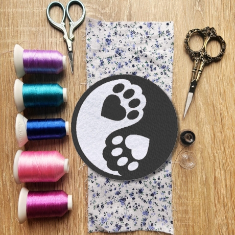 Tierliebhaber Aufnäher | Yin Yang Pfoten | Gestickte DIY Applikation, Handgefertigter Tiermotiv, Aufnäher, 8 cm