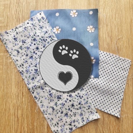 Yin Yang Patch: Gesticktes Herz & Pfoten Design (7.5 cm)