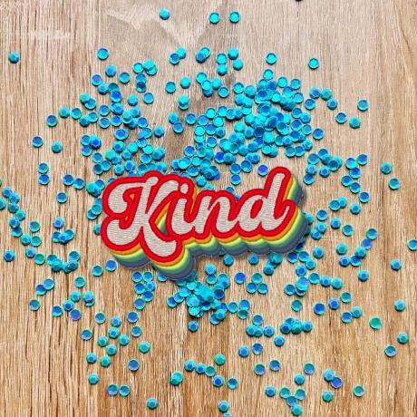 Retro Aufnäher | Kind gestickte Applikation | Regenbogen Schriftzug im 70er 80er Stil