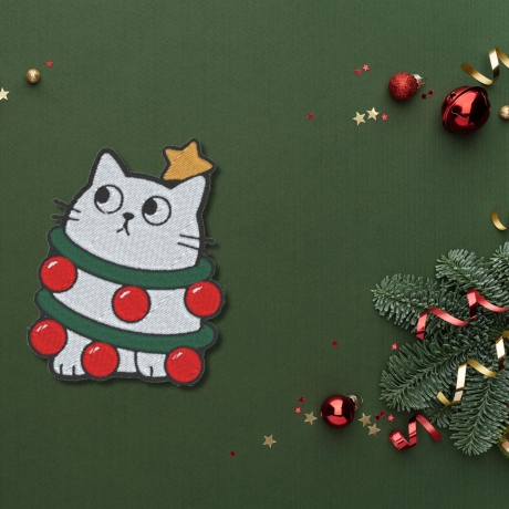 Weihnachtskatze Aufnäher – Lustiger Katzen Aufnäher mit Weihnachtskugeln, ca. 8 cm, bestickt, weiß