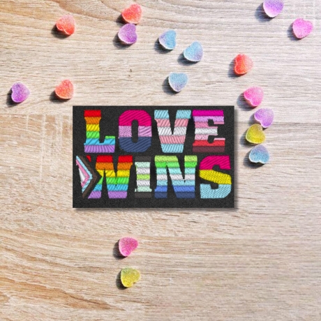Pride Aufnäher | Love Wins – Bestickter LGBTQ+ Aufnäher mit Regenbogen-Flaggen | Aufbügeln