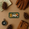 Outdoor Patch – Berglandschaft & Sonnenuntergang – Big Foot, Abenteuer, Cryptid, Wanderlust, Grün, Gelb