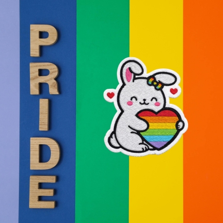 LGBTQ+ Bunny Pride Patch 9 cm, gesticktes Accessoire zum Aufnähen oder Aufbügeln