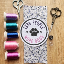 Less People, More Dogs Patch, Gestickte Pfotenabdrücke Applikation, Farben anpassbar