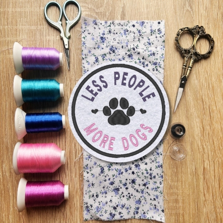 Less People, More Dogs Patch, Gestickte Pfotenabdrücke Applikation, Farben anpassbar