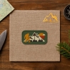 Outdoor Patch – Berglandschaft & Sonnenuntergang – Big Foot, Abenteuer, Cryptid, Wanderlust, Grün, Gelb