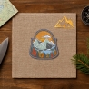 Berge Aufnäher – bestickter Outdoor Aufnäher mit Sonnenuntergang, Herbstwald, Bergsilhouette, multicolor