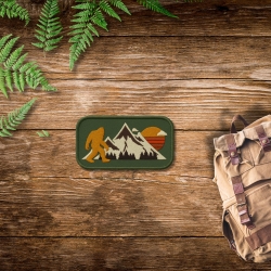 Outdoor Patch – Berglandschaft & Sonnenuntergang – Big Foot, Abenteuer, Cryptid, Wanderlust, Grün, Gelb