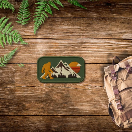 Outdoor Patch – Berglandschaft & Sonnenuntergang – Big Foot, Abenteuer, Cryptid, Wanderlust, Grün, Gelb