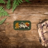 Outdoor Patch – Berglandschaft & Sonnenuntergang – Big Foot, Abenteuer, Cryptid, Wanderlust, Grün, Gelb