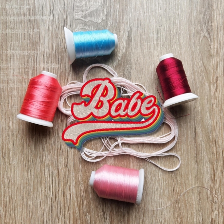 Retro Aufnäher | Regenbogen Babe | Bestickte 70er Jahre Y2K Style, bunte Applikation zum aufbügeln