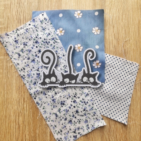 Katzen Aufnäher - Verspieltes Design, 8 cm breit