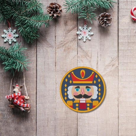Nussknacker Aufnäher – 9 cm runder Weihnachts-Aufnäher | Festliche Stickerei blau & gold