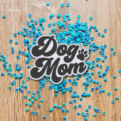 Dog Mom Patch: Gestickte Applikation mit eigenen Farben