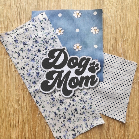 Dog Mom Patch: Gestickte Applikation mit eigenen Farben