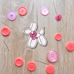 Luftballontier mit Schleife – Handgefertigter Stickpatch | Bügelbild
