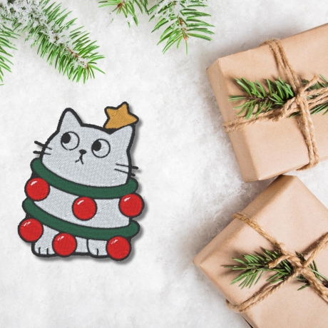 Weihnachtskatze Aufnäher – Lustiger Katzen Aufnäher mit Weihnachtskugeln, ca. 8 cm, bestickt, weiß
