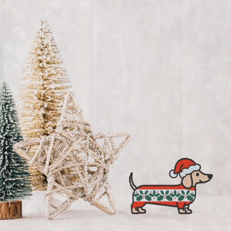 Weihnachtlicher Aufnäher Dackel Stickapplikation | Weihnachtshund mit Weihnachtsmütze (8 cm)