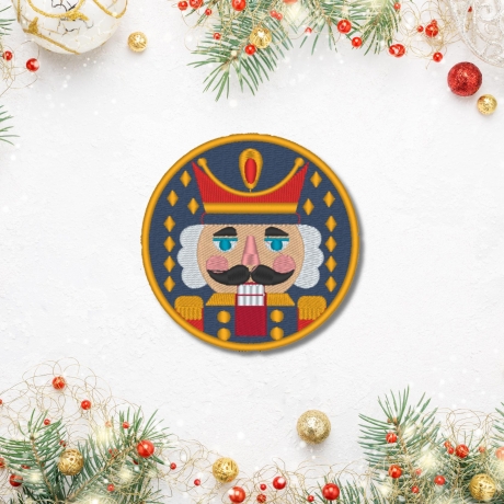 Nussknacker Aufnäher – 9 cm runder Weihnachts-Aufnäher | Festliche Stickerei blau & gold