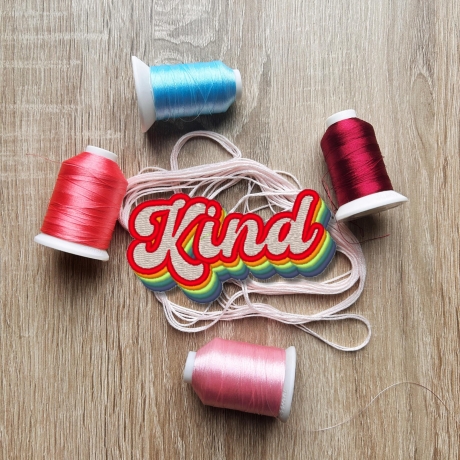Retro Aufnäher | Kind gestickte Applikation | Regenbogen Schriftzug im 70er 80er Stil