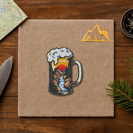Beer Patch, Bierkrug mit Outdoor Details, oranger und roter Sonnenuntergang, 7 cm