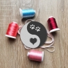 Yin Yang Patch: Gesticktes Herz & Pfoten Design (7.5 cm)