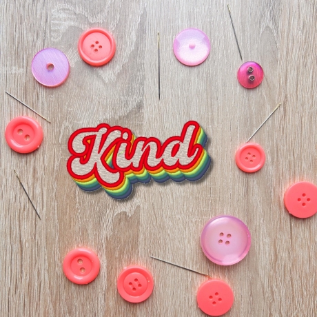 Retro Aufnäher | Kind gestickte Applikation | Regenbogen Schriftzug im 70er 80er Stil