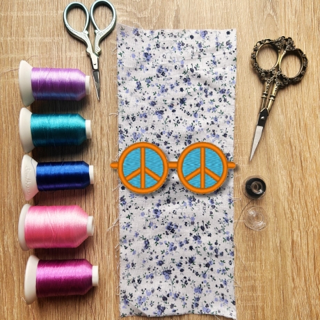 Retro Aufnäher | Frieden Sonnenbrillen Applikation | Besticktes Hippie Accessoire (6 cm)