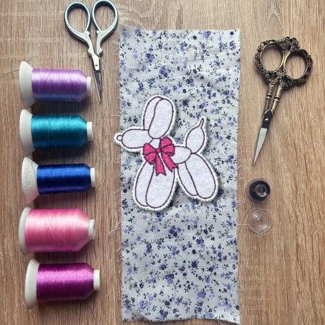 Luftballontier mit Schleife – Handgefertigter Stickpatch | Bügelbild