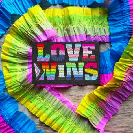 Pride Aufnäher | Love Wins – Bestickter LGBTQ+ Aufnäher mit Regenbogen-Flaggen | Aufbügeln
