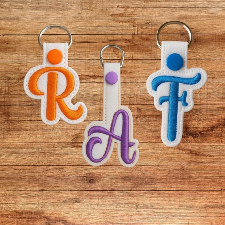 Initial Keychain, bestickt | Personalisierter Buchstabe Anhänger, individuelle Farbe mit Schlüsselring aus Metall