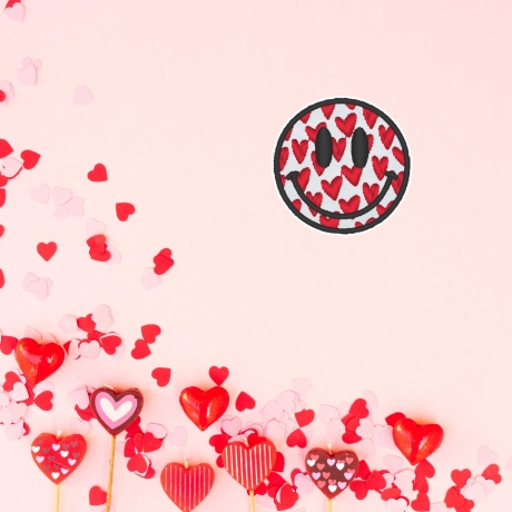 Valentinstag Bügelbild, glückliches Gesicht mit Herzen, romantische Liebe Stickerei, 4,5 cm