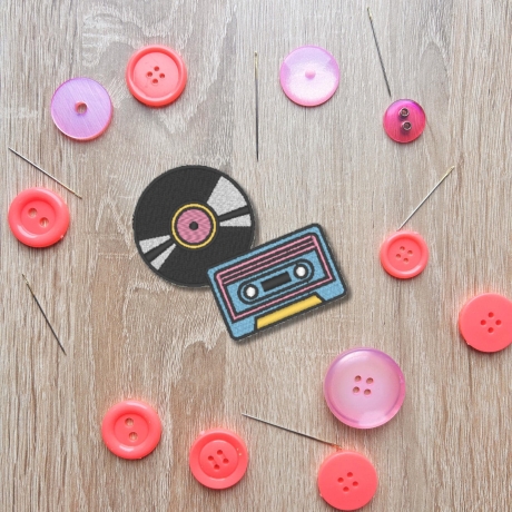 Retro Patch – Schallplatte & Kassette Stickerei Aufnäher für Musikliebhaber (7,5 cm hoch)