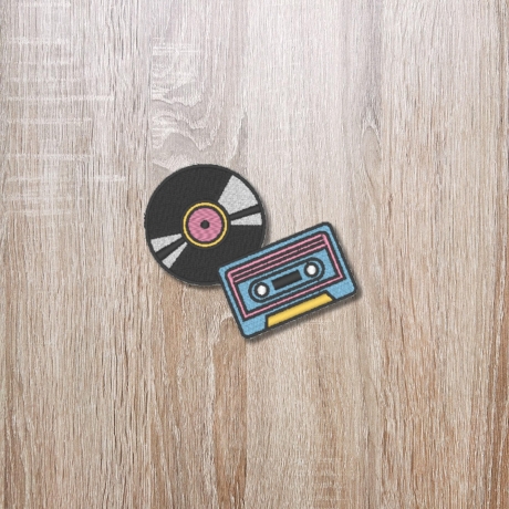 Retro Patch – Schallplatte & Kassette Stickerei Aufnäher für Musikliebhaber (7,5 cm hoch)