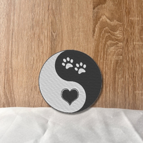Yin Yang Patch: Gesticktes Herz & Pfoten Design (7.5 cm)