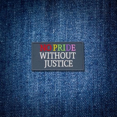 Kein Stolz ohne Gerechtigkeit Aufnäher: LGBTQ+ Aktivismus Gestickte Applikation