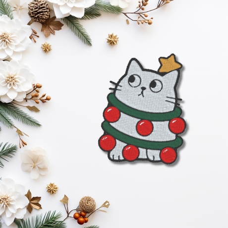 Weihnachtskatze Aufnäher – Lustiger Katzen Aufnäher mit Weihnachtskugeln, ca. 8 cm, bestickt, weiß