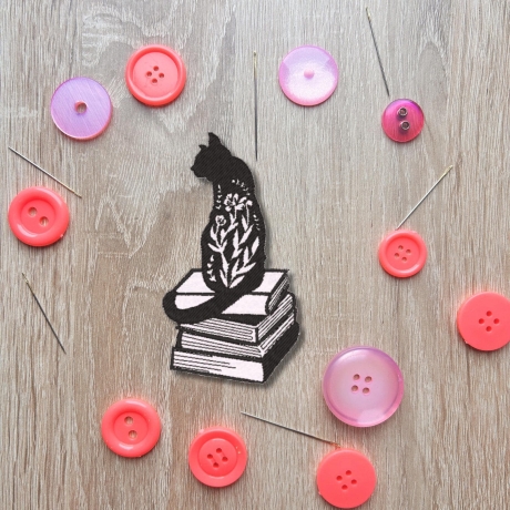 Katzen-Patch, gesticktes Kätzchen auf Büchern mit Blumendetails, anpassbare Farben, Buchliebhaber Geschenk