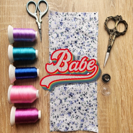 Retro Aufnäher | Regenbogen Babe | Bestickte 70er Jahre Y2K Style, bunte Applikation zum aufbügeln