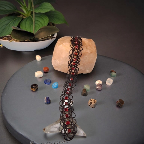 Elegantes Kropfband mit Perlen