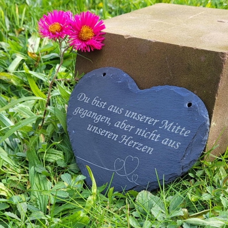 Schieferherz für Trauerfälle – Gedenkspruch 'Du bist aus unserer Mitte gegangen, aber nicht aus unseren Herzen' (150x120 mm)