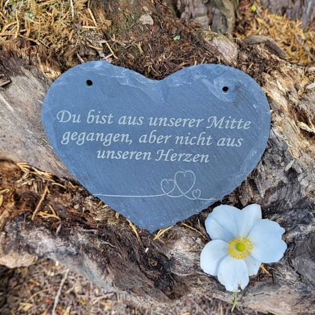 Schieferherz für Trauerfälle – Gedenkspruch 'Du bist aus unserer Mitte gegangen, aber nicht aus unseren Herzen' (150x120 mm)
