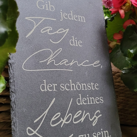 Schiefertafel mit inspirierendem Spruch – Einzigartige Dekoration für Garten und Zuhause