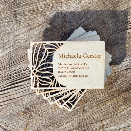 Personalisierbare Visitenkarte aus Holz mit floralem Muster – Einzigartiges Design